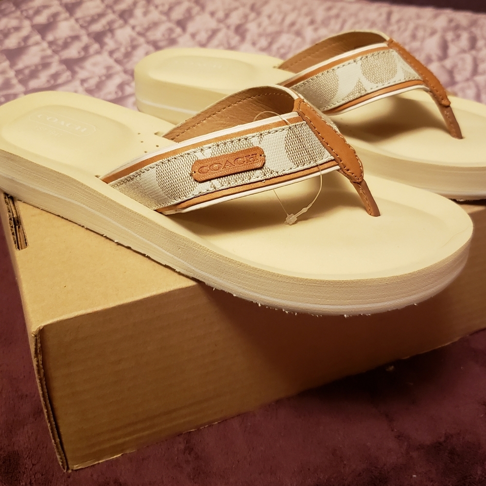 COACH JULIIET KHAKI FLIP FLOPS
